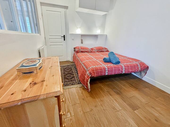 חדר שינה 2: מיטה זוגית לשני אנשים
יש מצעים ומגבות. 