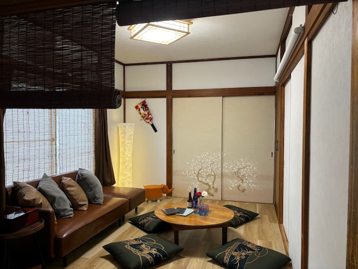 
Ако планирате да ја користите оваа соба како спална соба, ќе ви обезбедиме футон во јапонски стил при пријавувањето.
