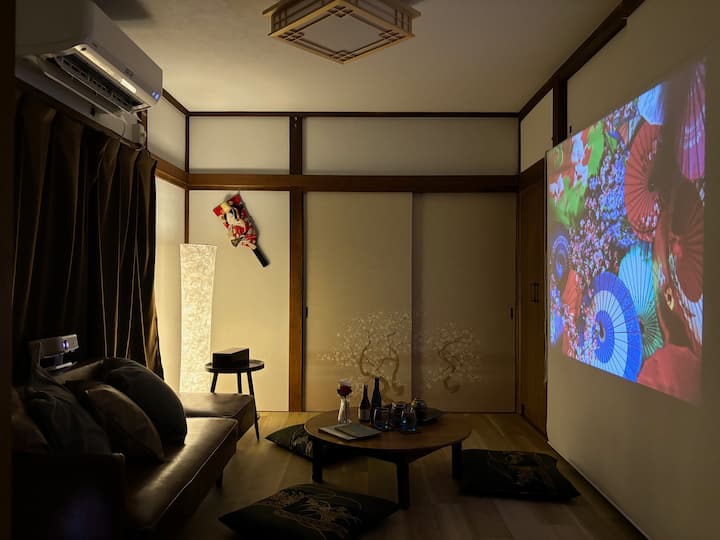 Оваа соба може да се користи и како трета спална соба. Ќе бидат поставени футони на склопување во јапонски стил (кревети на склопување). Може да се постават до три кревета со една големина. Во овој случај, каучот ќе биде преместен во соседната спална соба со синиот тркач на креветот.