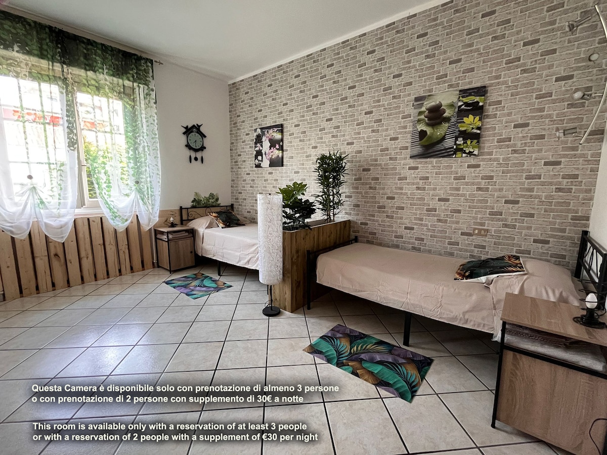 חדר שינה עם 2 מיטות יחיד זמין בהזמנה של לפחות 3 אנשים או בהזמנה של 2 אנשים בתוספת תשלום של 30 אירו ללילה.