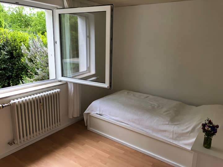 Schlafzimmer 2 mit Blick in den Garten