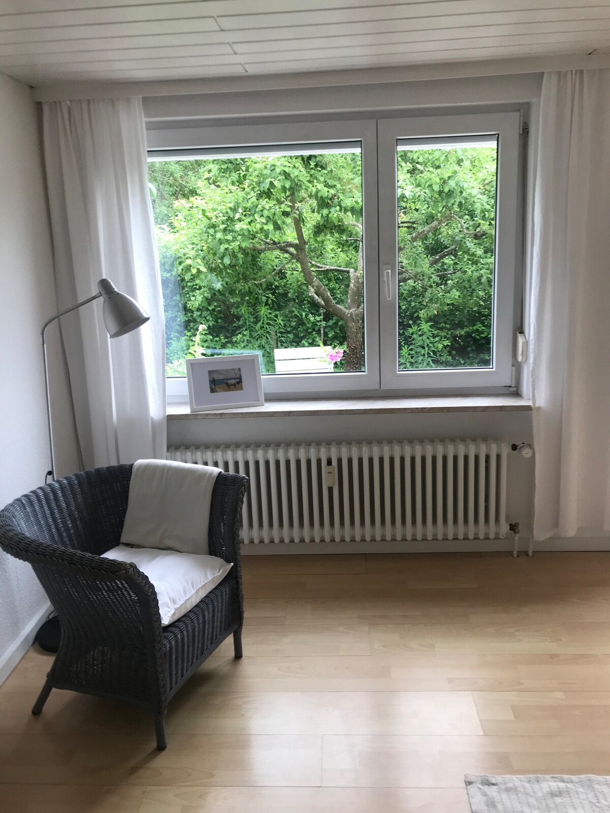Wohnzimmer der Ferienwohnung mit Blick in den Garten