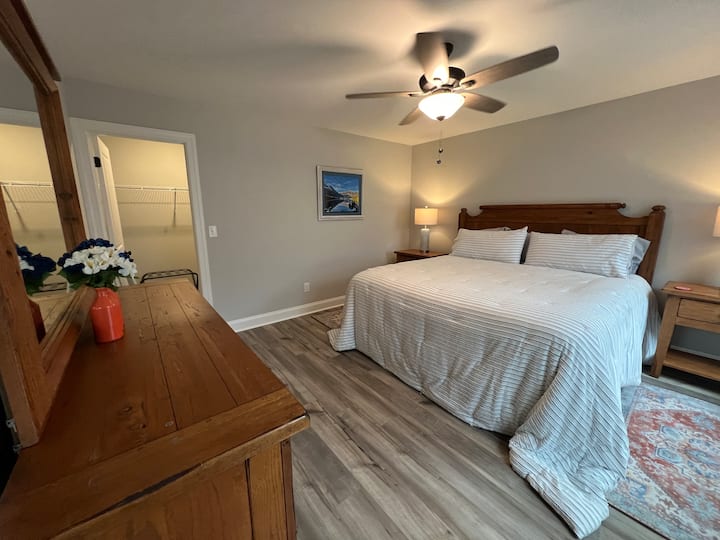 Საწოლი მეორე სართულზე, აბაზანა-ტუალეტის პირდაპირ. Დიდი კარადა, ბარგის საკიდით, უამრავი სათავსოთი და თეთრი ხმაურის აპარატით.