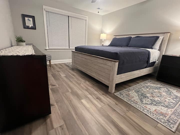 Დიდი საწოლი მეორე სართულზე, აბაზანა-ტუალეტის გვერდით. Დიდი კარადა, ბარგის საკიდით, სარკით, უამრავი სათავსოთი და თეთრი ხმაურის აპარატით.