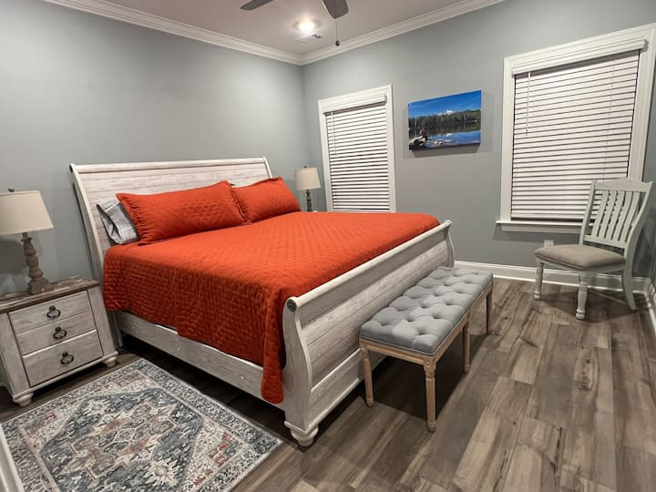 Კომფორტული საწოლი, რომელიც მდებარეობს მთავარ სართულზე, მიმაგრებული ცალკე სააბაზანოთი, თეთრი ხმაურის აპარატით და უზარმაზარი კარადით. Ბარგის საკიდი და კომოდი კარადაშია.