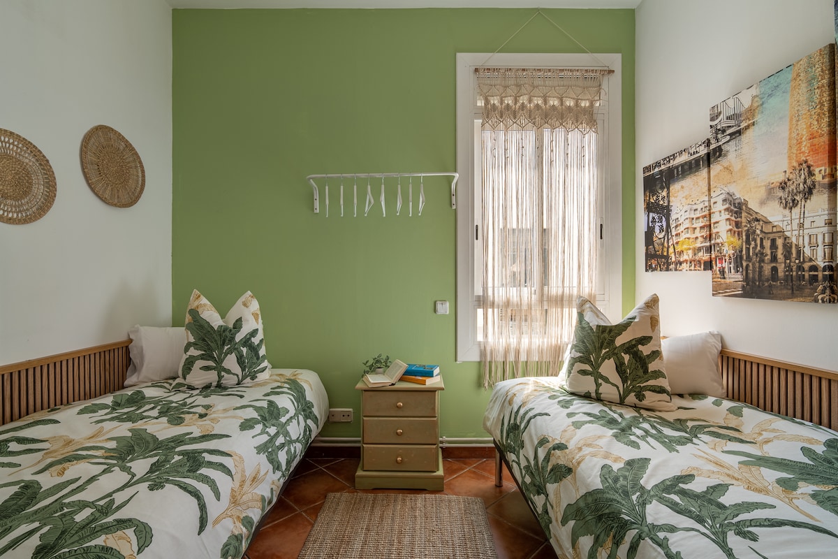 臥室II ： 2張單人牀、吊扇。