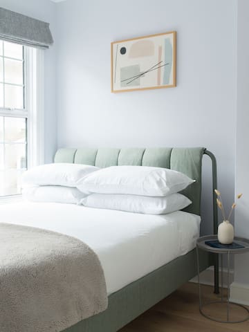 Covent Garden, 3 Bedroom Apt gallery image 2