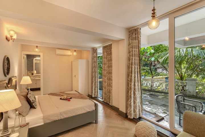 ✨أبواب منزلقة، نسيم الصباح، وإطلالات استوائية✨☀️
غرفة النوم هذه هي واحتك الخاصة - استيقظ على همسات النخيل ودفء شمس غوا✨
