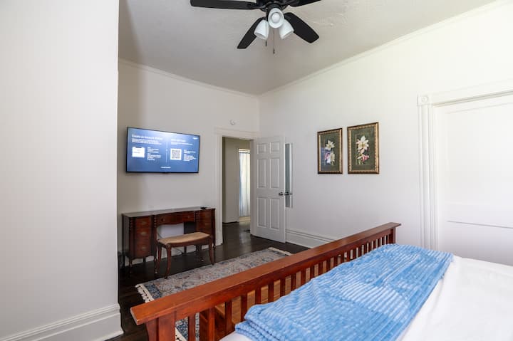 ทีวีจอแบนขนาดใหญ่เพื่อให้คุณใช้งานได้และเครื่องเสียงรบกวนสีขาวในกรณีที่เพื่อนบ้านของคุณเล่นเสียงดังเกินไป ตู้เสื้อผ้าพร้อมม้านั่งเบาะรองนั่งเพิ่มเป็น 2 เท่าเป็นเมคอัพสเตชั่น