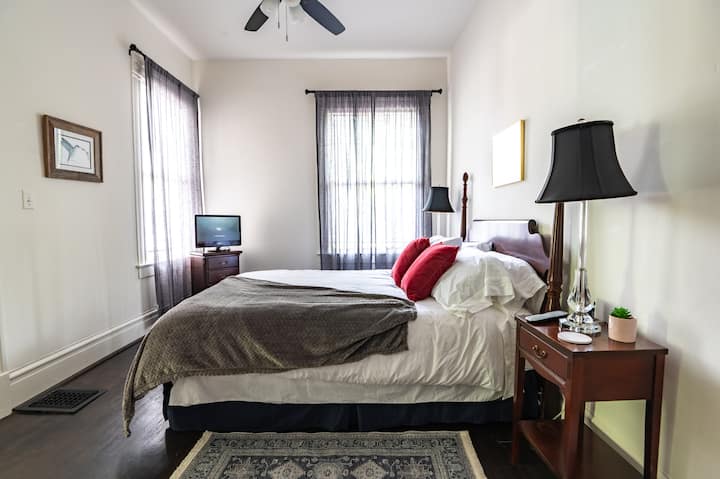 นี่เป็นห้องนอนแรกที่คุณเห็นเมื่อเข้ามาในบ้าน มีเตียงขนาดควีนไซส์ระดับพรีเมียมที่หรูหรามากพร้อมผ้าปูที่นอนคุณภาพสูงมู่ลี่และผ้าม่าน (สำหรับผู้นอนกลางวัน) เครื่องเสียงสีขาวและทีวีจอแบนขนาดเล็ก