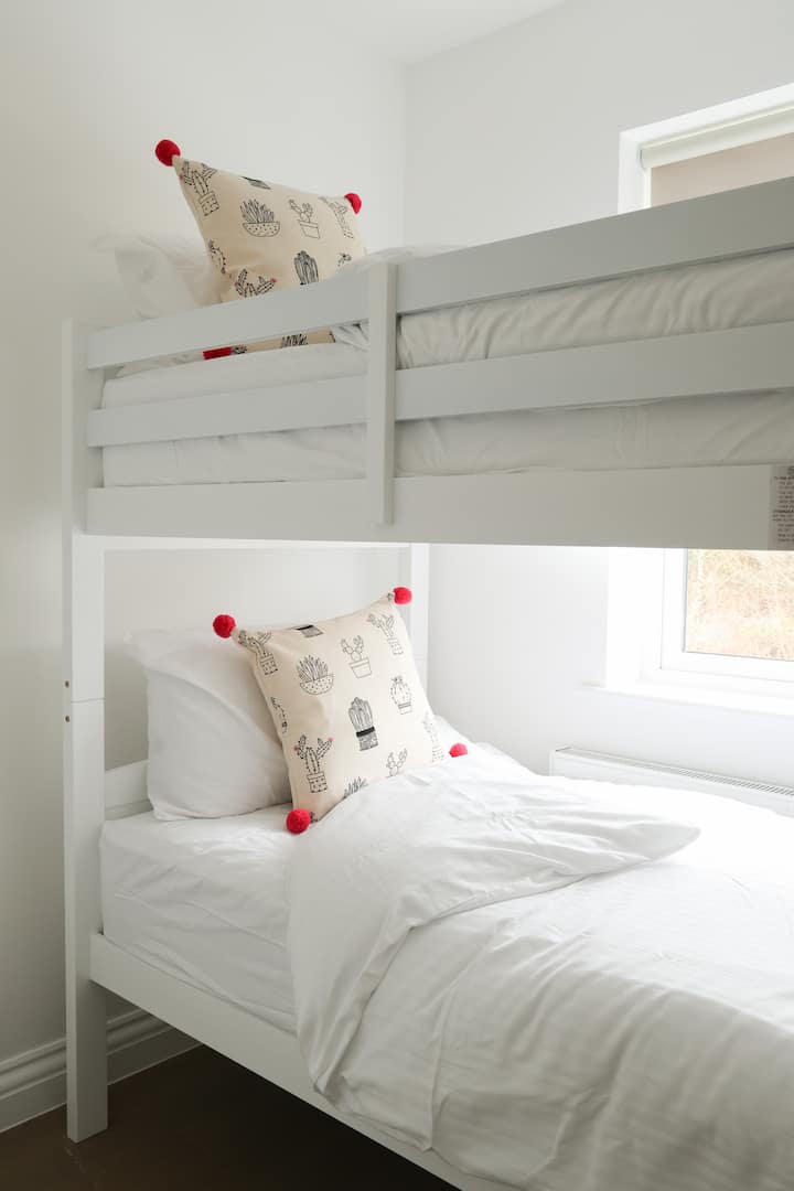 El dormitorio 3 cuenta con una acogedora litera, perfecta para niños o amigos que comparten un espacio. Ten en cuenta que todas las habitaciones están en el primer piso, ofreciendo privacidad y un ambiente tranquilo.