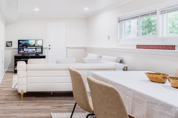 Drugi dnevni boravak nudi dodatni prostor za privatnost, savršen za veće grupe. Uživajte u zabavi uz PS4 i izborom društvenih igara.