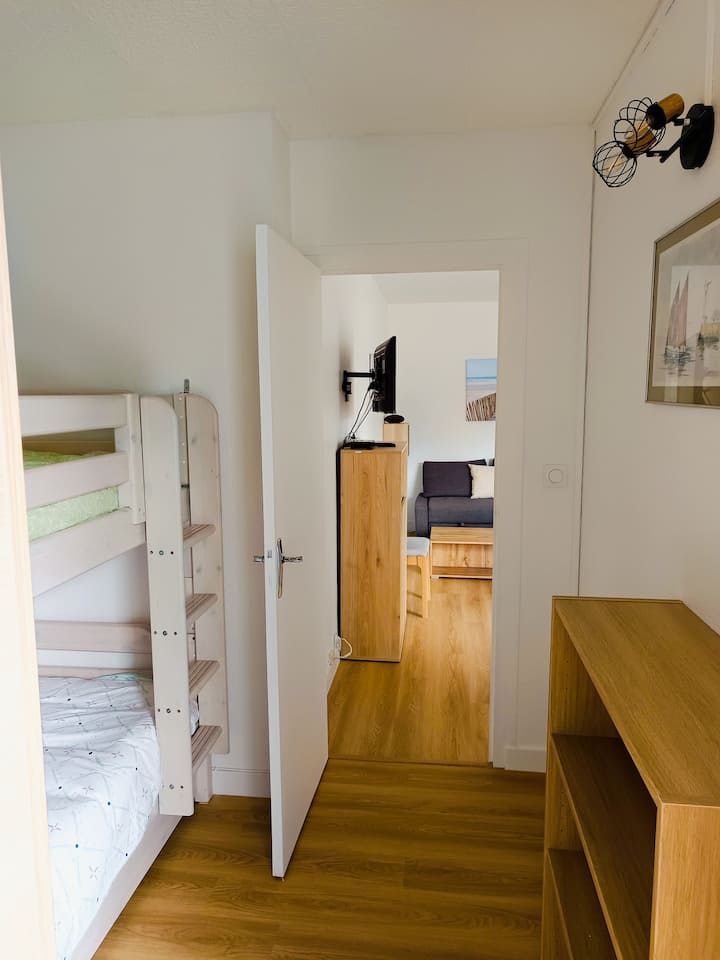 spálňa komunikujúca s hlavnou spálňou a obývacou izbou 