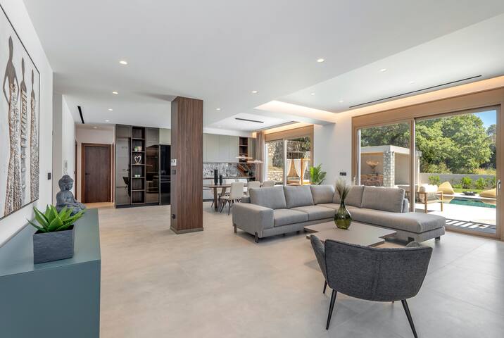 Emerald Estate gallery image 3