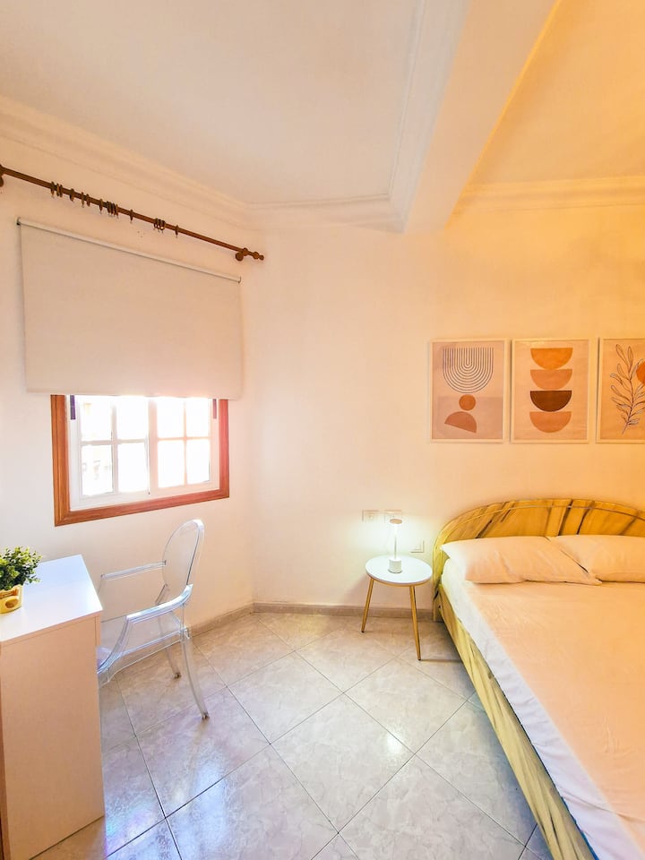 Dormitorio principal. Cuenta con cama de matrimonio, un gran armario con espejos y dispone de Televisión 4K con acceso a internet. Tiene una polivalente mesa para teletrabajar y que sirve como tocador con un espejo específicamente diseñado para ello.