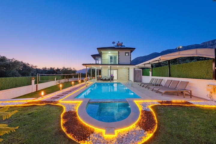 Villa for 6 People with Children's Pool for Large Families