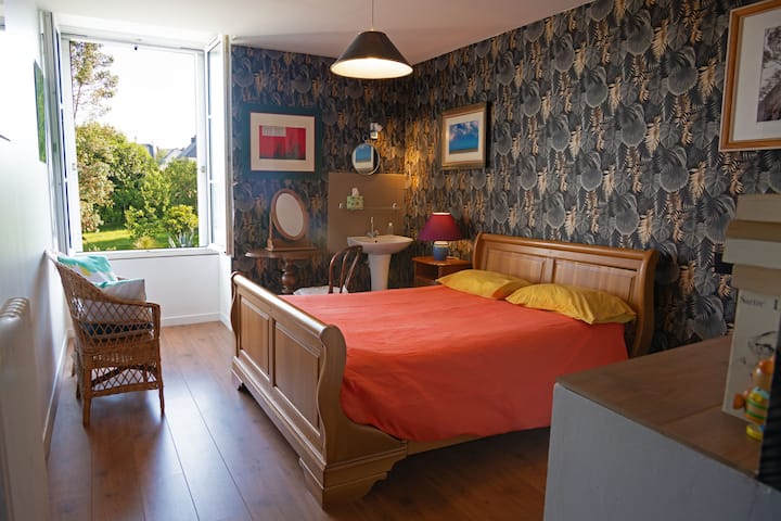 Dhoma e artë me pamje nga kopshti me peizazh