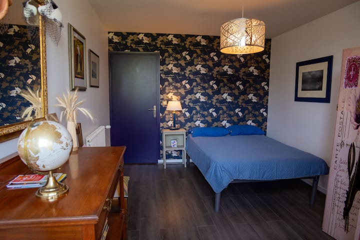 Dhoma e gjumit blu e parë nga dritarja e kopshtit