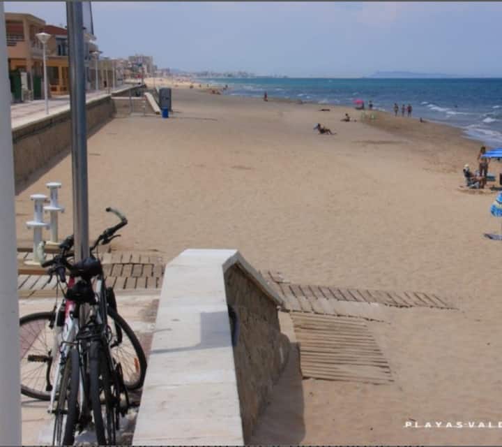 La playa de Piles, amplia y tranquila: tu plan de cada mañana.