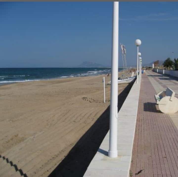 El paseo marítimo de Piles a pocos minutos: paseos con vistas al mar.