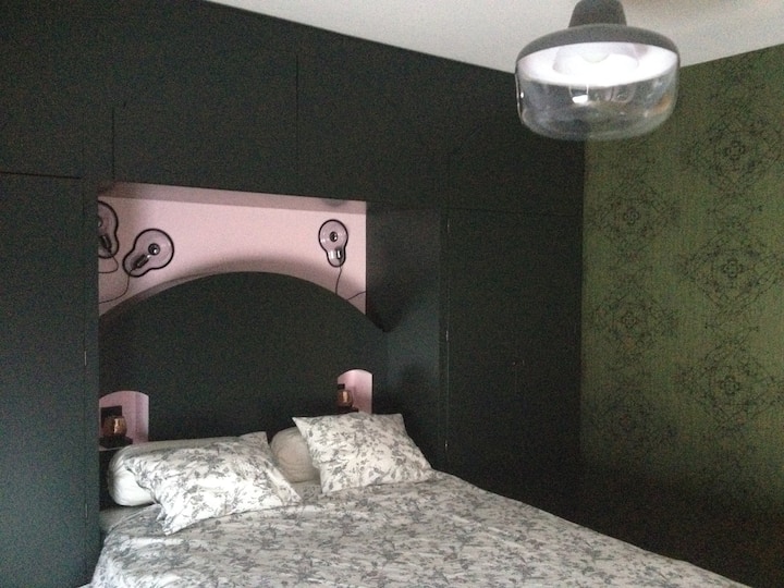 Lit d'1m40.
Camera comunicante con un bagno in comune con una cabina doccia e due lavandini.