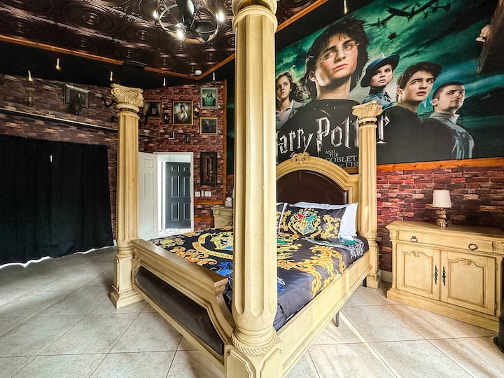 Entra en tu santuario personal de Hogwarts: una majestuosa cama con dosel enmarcada por columnas doradas, paredes de ladrillo con retratos de magos y velas flotantes, y un impresionante mural de Harry Potter, ¡donde cada noche se despierta la magia!              
