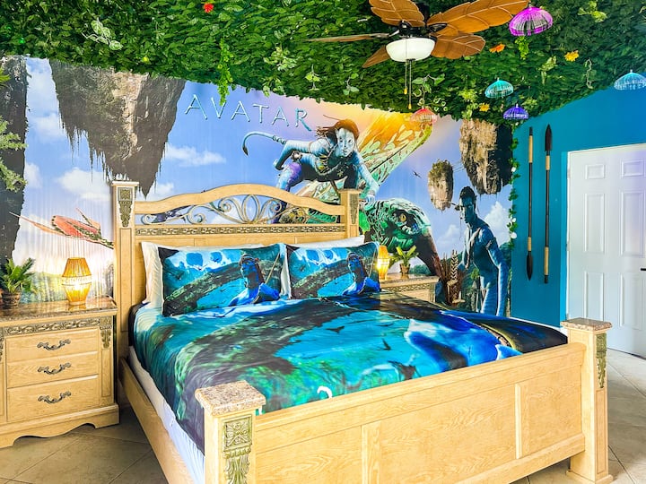 Adéntrate en la magia de Pandora: un exuberante dosel de enredaderas colgantes y luces LED verdes brillantes, mientras que un amplio mural de Pandora envuelve una cama de madera tallada con ropa de cama de inspiración bioluminiscente, y el arte cósmico del «Árbol de las almas» ilumina las paredes         