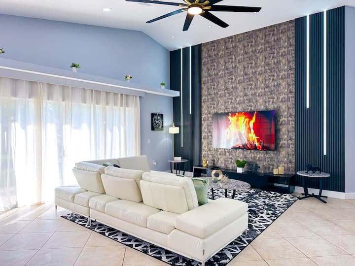 En esta área de concepto abierto encontrarás una cocina, sala de estar y comedor. Nuestra cocina está totalmente equipada. En la sala de estar verás un televisor, un sofá cama y un ventilador de techo. Y también está el comedor con una mesa y sillas.       