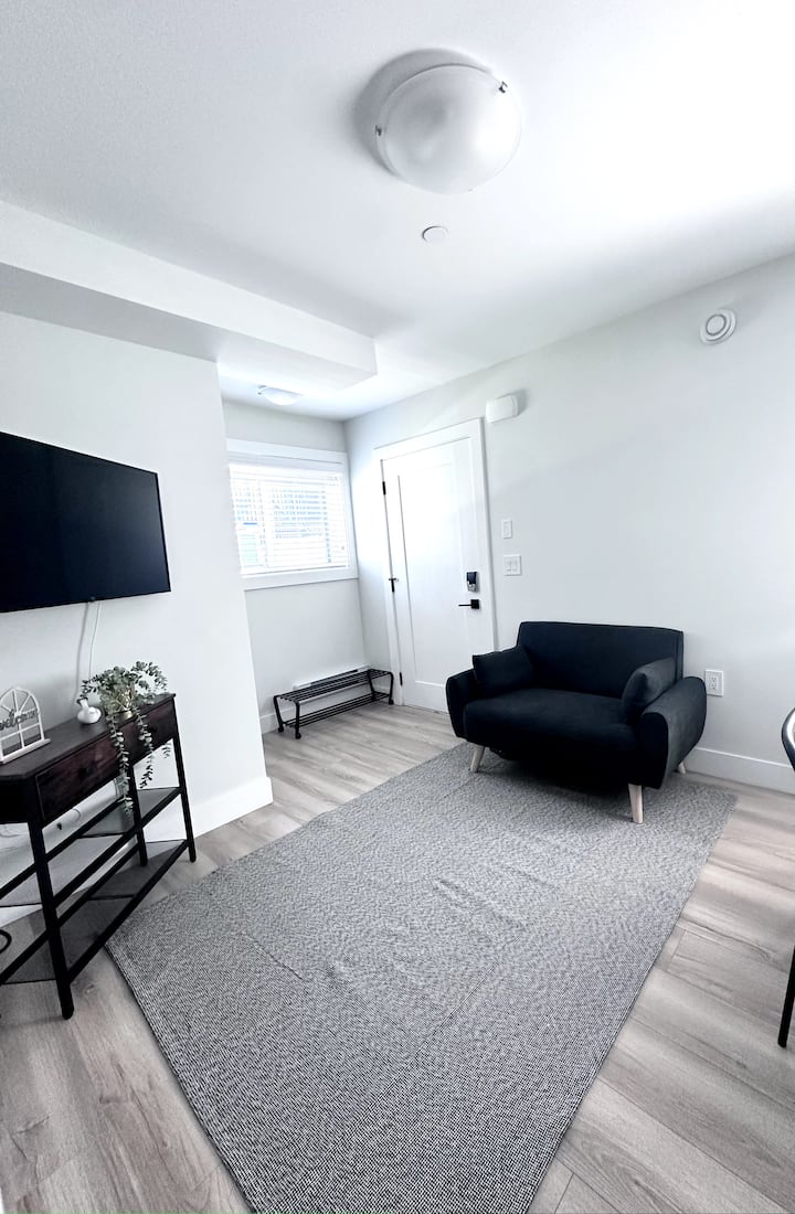 New Charming Modern Small Guest House - Vancouver