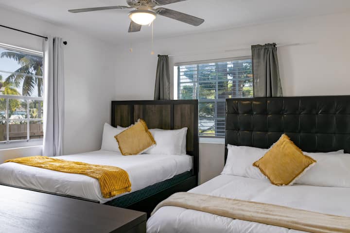 Chambre 1: 2 lits Queen, télévision et placard