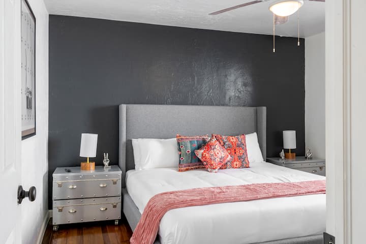 Chambre 2: 1 lit King Size, télévision et placard