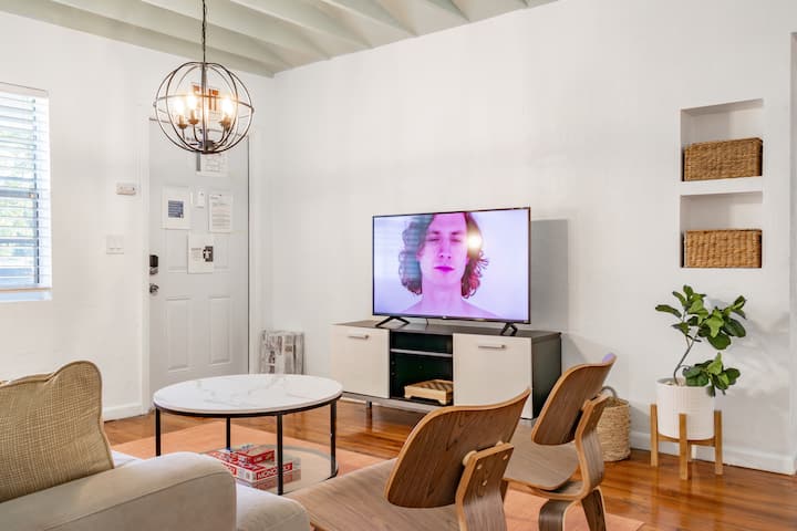  Installez-vous confortablement sur le canapé, regardez votre émission préférée ou détendez-vous. Ce salon est fait pour passer des moments de qualité dans une ambiance décontractée.