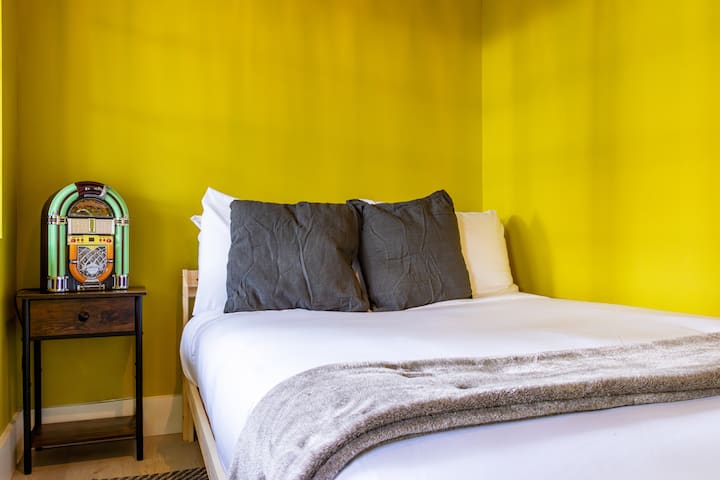 Chambre 4 (cabane au bord de la piscine) : 1 lit double, climatisation et télévision