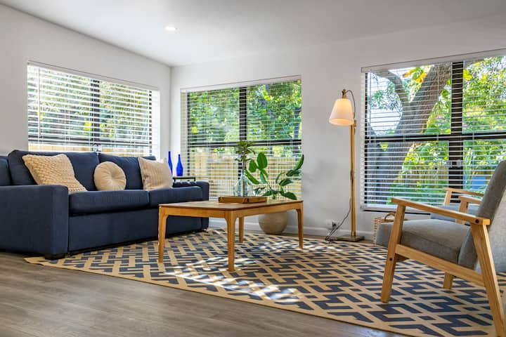 ️ Détendez-vous dans le salon ensoleillé, avec un canapé-lit confortable, des chaises longues et une vue sur le paradis de la cour arrière.