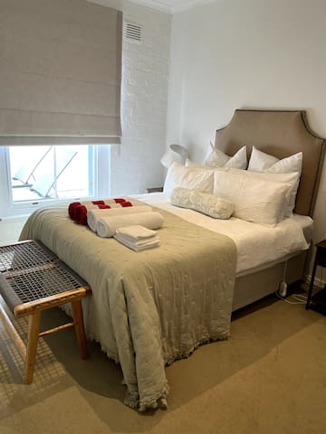 2 Bedroom Constantia Cottage: Stunning Views gallery image 5