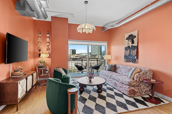 [Living Room] s televízorom Roku, kartovými hrami, stolovými hrami a štýlovým barovým vozíkom - ideálny na oddych alebo začiatok večierku! Vyjdite na súkromný balkón s výhľadom na panorámu a čerstvý vzduch.