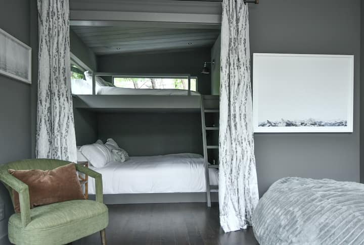 ที่พักอเนกประสงค์แห่งนี้ตั้งอยู่ติดกับห้องสวีทชั้นบนมีการจัดวางเตียงสองชั้นที่ไม่เหมือนใครพร้อมฟูกนอนขนาดใหญ่ด้านบนและฟูกนอนขนาดคิงไซส์ด้านล่างทั้งสองห้องตกแต่งด้วยผ้าปูที่นอนที่อบอุ่นและประดับประดาด้วยผ้าม่านส่วนตัวสำหรับการนอนหลับที่เงียบสงบ

