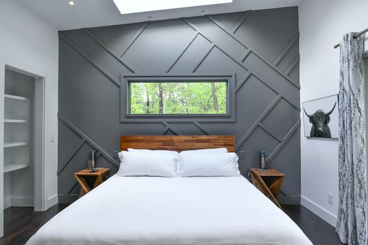 ห้องนอนใหญ่ชั้นบนเป็นสถานที่พักผ่อนที่เงียบสงบพร้อมเตียงคิงไซส์หรูหราและการตกแต่งที่สง่างาม เชื่อมต่อกับมุมสองชั้นที่อบอุ่นและห้องน้ำที่ทันสมัย ประตูแบบพกพามีตัวเลือกสำหรับความเป็นส่วนตัวอย่างสมบูรณ์หรือใช้ร่วมกันกับพื้นที่สองชั้นตามความจำเป็น