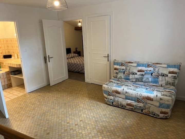 na poschodí je k dispozícii rozkladacia pohovka