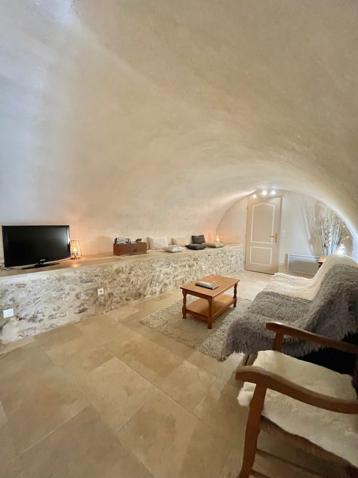 Sala de estar con una bóveda original que durante las cálidas temperaturas de verano mantiene la frescura. Sofá convertible en una cama para 2 personas
TV, WIFI, FIBRA