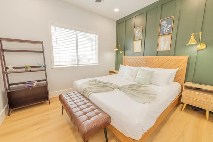 Spálňa na prízemí s manželskou posteľou King. Spoločná kúpeľňa na chodbe. 