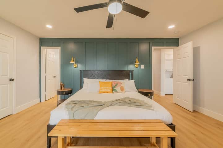 Primárna spálňa na poschodí. Na pláž s dverami do spálne na terasu. 
Denné lôžko - dvojposteľ s oddelenými posteľami. 
Počet lôžok 4. 