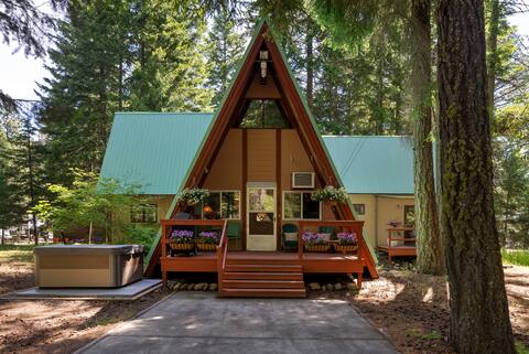 Vintage A-Frame: Hot Tub, Lake Access, King Bed