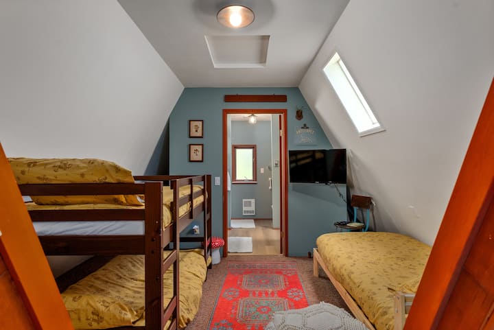 Soba na katu na kat (3 blizanca) s kupaonicom u daljini. Imajte na umu da ova soba nema vrata i da bi gosti u vašoj pratnji koji spavaju u spavaćoj sobi mogli proći kroz spavaću sobu i otići u WC ako ne žele sići niz stepenice.