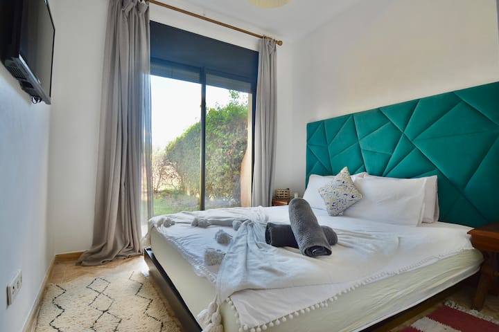 全套套房卧室，带卫生间，露台开放。 
电视 Iptv