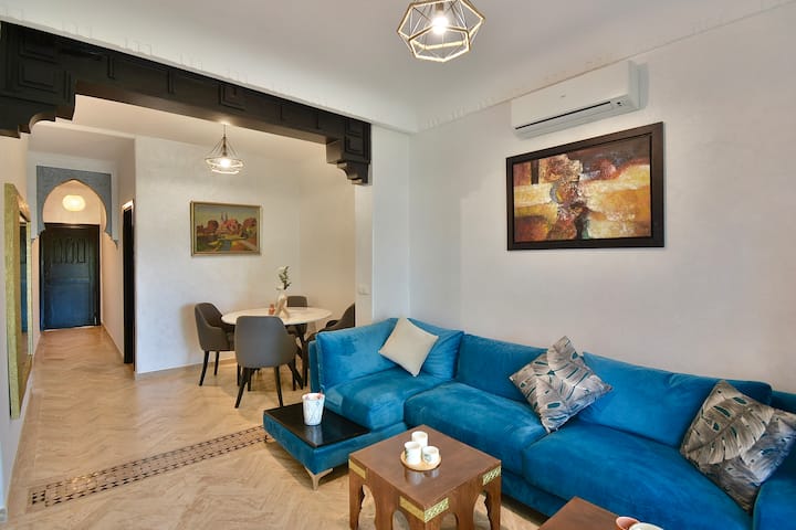 舒适的客厅和4人桌。
可使用电视和露台。