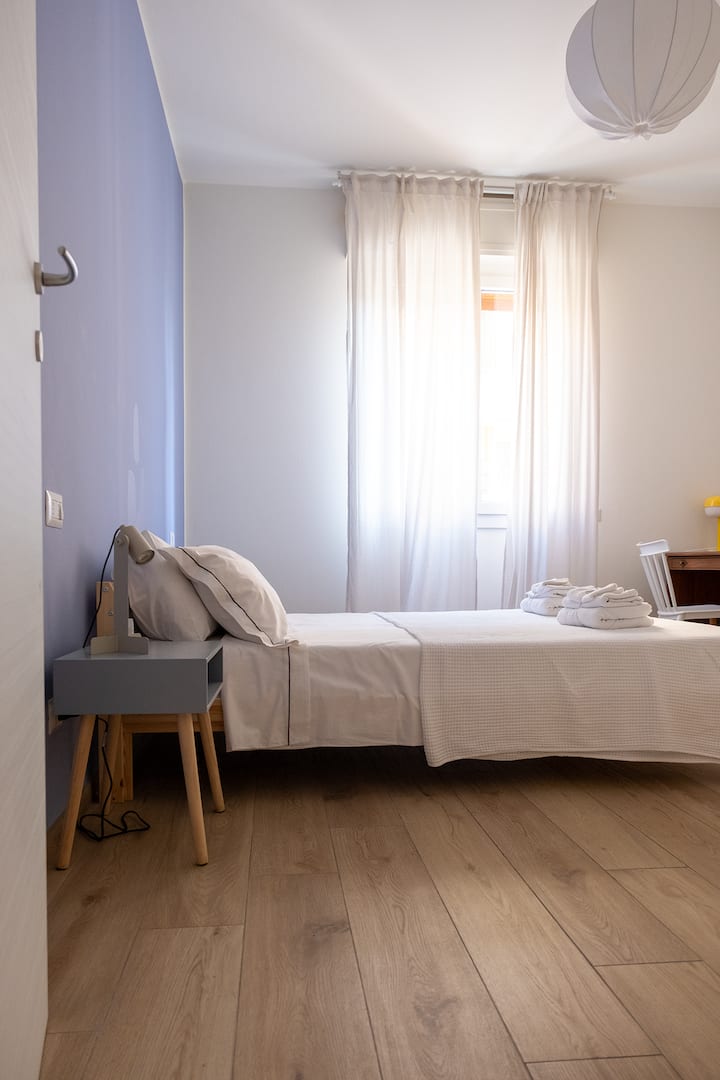 Dormitorio 1 con estación de trabajo/estudio y aire acondicionado.
