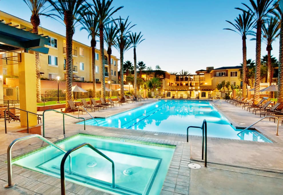 Airbnb Modern 2BD/2BA Apt- Near John Wayne Airport-Disney