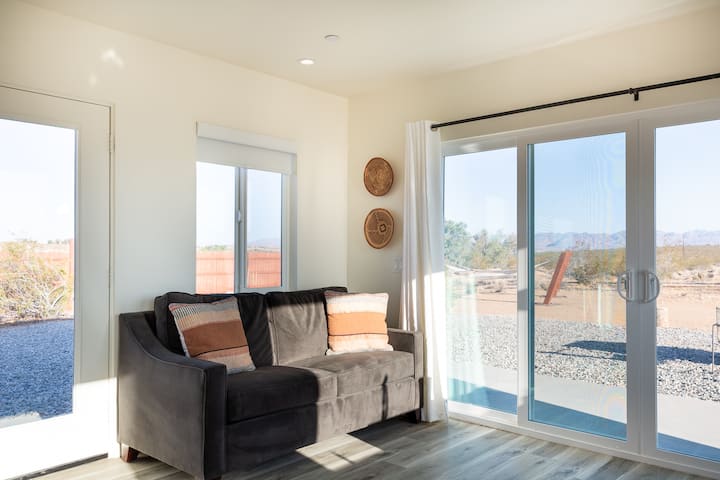 Каучот на спуштање е во целосна големина, достапни се и ќебиња и дополнителни перници. 