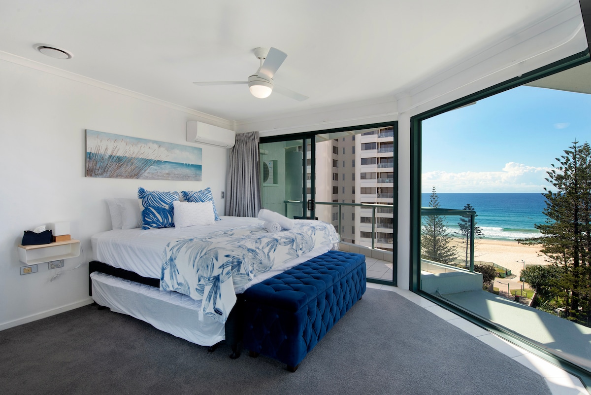 Მთავარი საძინებელი აივნითა და ზღვის ხედით. Გამოწიეთ საწოლის ქვეშ, როცა 5 ადამიანი გეყოლებათ.